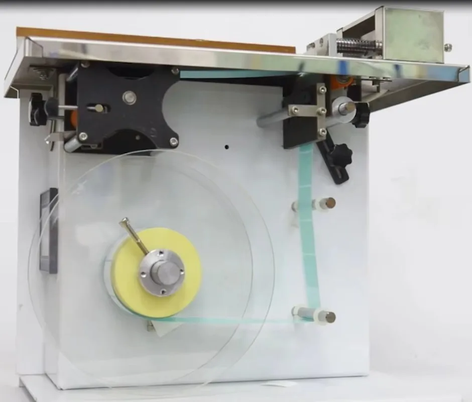 

Полуавтоматическая машина для упаковки, запечатывания и этикетирования картонных коробок с угловым склеиванием под 90 градусов