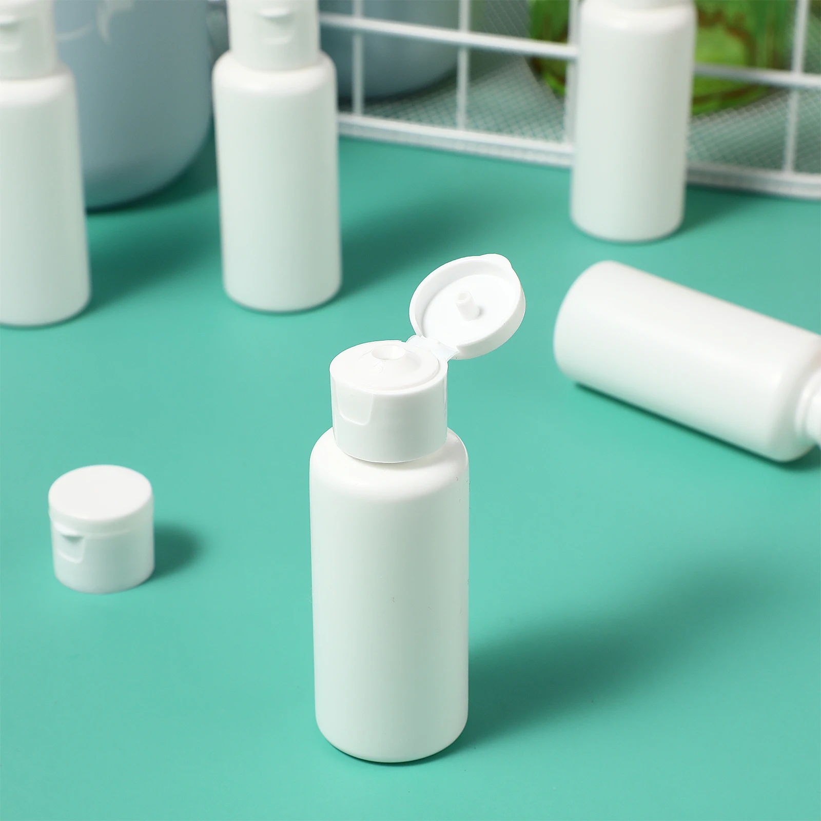 

30pcs Plastic Travel Bottles Durable Lotion Sub-bottles Empty Jars Screw-off Caps Refillable Storage Containers Shampoo