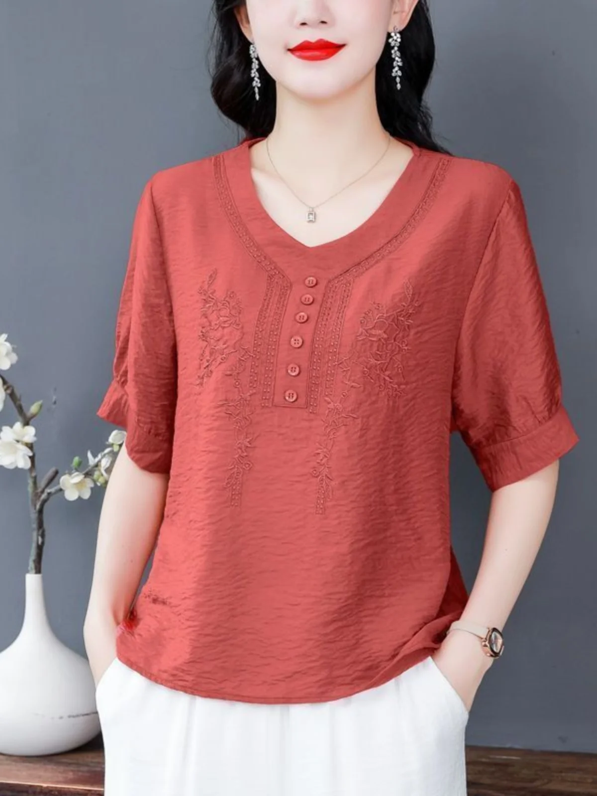 新しい大きいサイズのコットンリネン刺繍入りシャツ女性の夏のファッションママアンチエイジング半袖ルーズ-v-ネックポケットスクエア