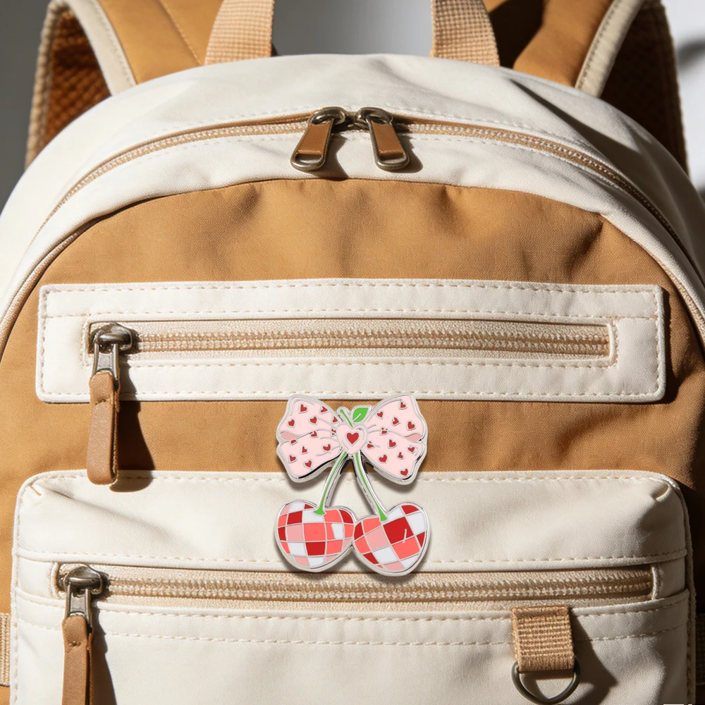 Niedliche karierte Kirschschleife Emaille-Brosche, rosa herzförmiges süßes Frucht-Abzeichen, Kawaii-Modeaccessoire, Valentinstagsgeschenk – Detail 11