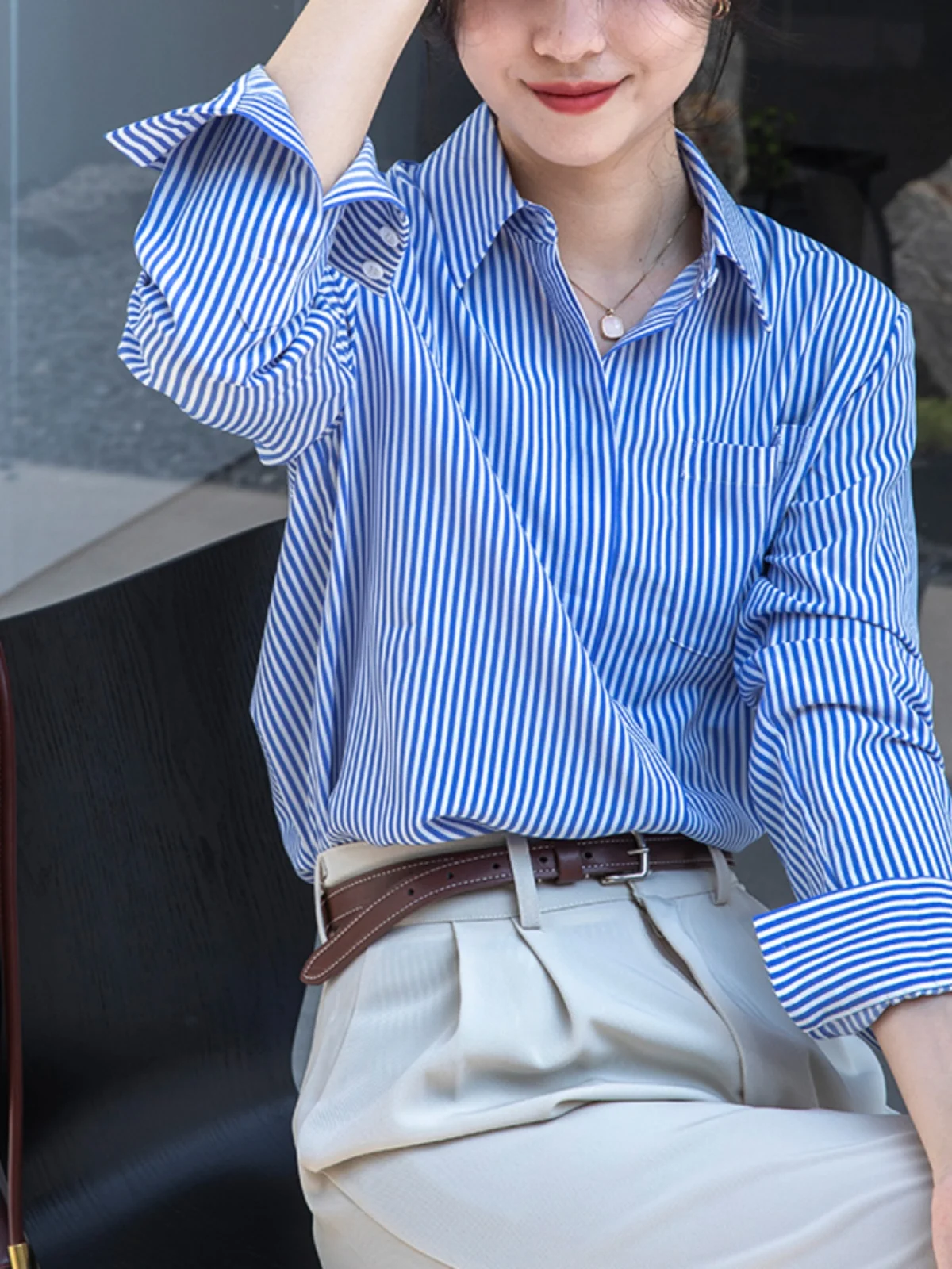 

Новая женская блузка из шифона с синими полосками, свободного кроя, с длинным рукавом, воротником и эффектом стройности, модная и элегантная.