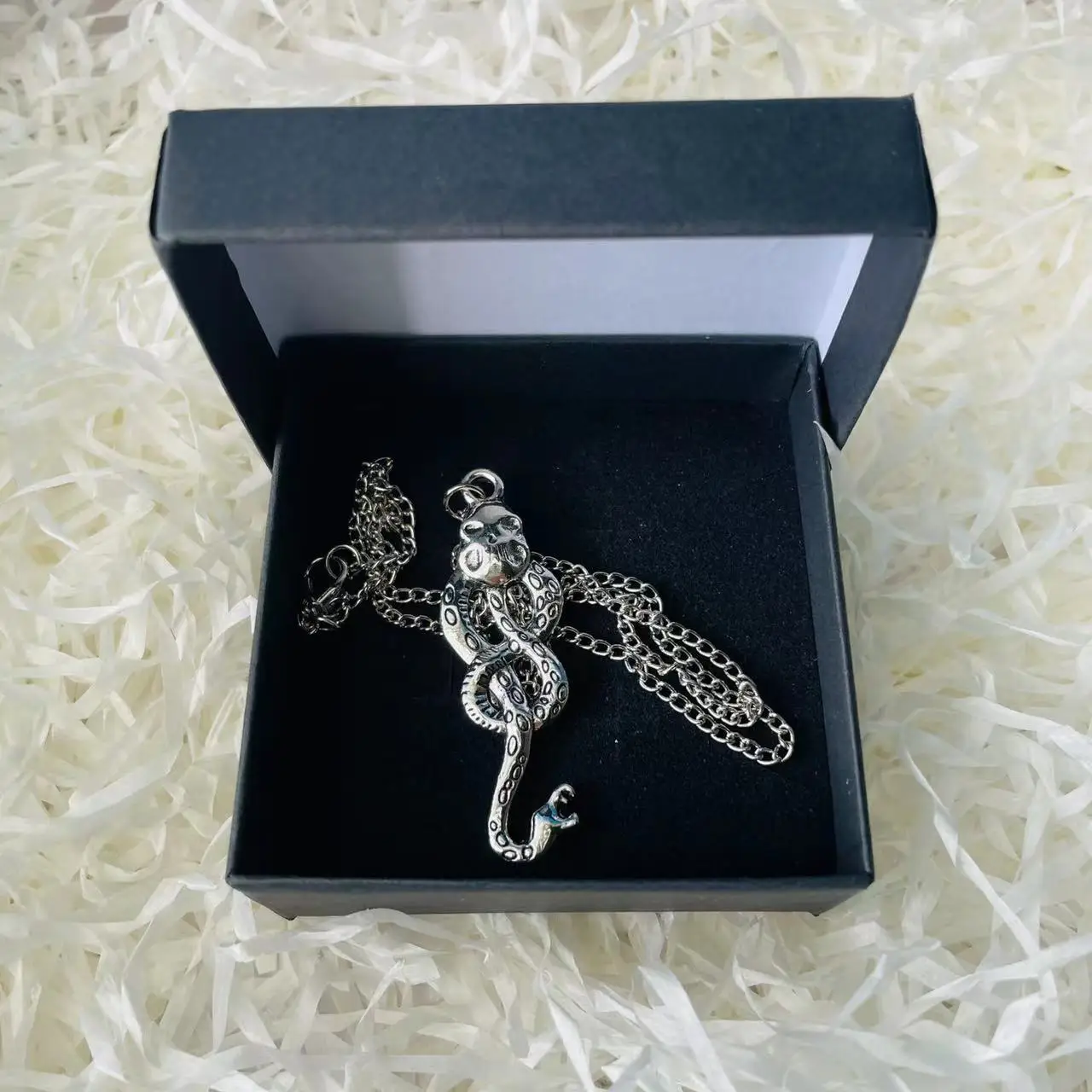 الجمجمة رئيس ذيل الثعبان قلادة قلادة خمر صندوق ورقي مجموعة هالوين عيد الميلاد عيد الفصح الشكر هدية عيد ميلاد أنيمي تأثيري