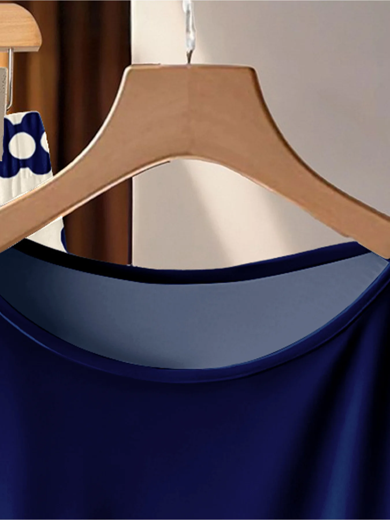 Sommerliches Damen-Set in Übergröße, lässig, locker, zweiteilig, einfarbiges T-Shirt mit Twists und blaue, weiße, bedruckte, weit geschnittene Hosen – Detail 5