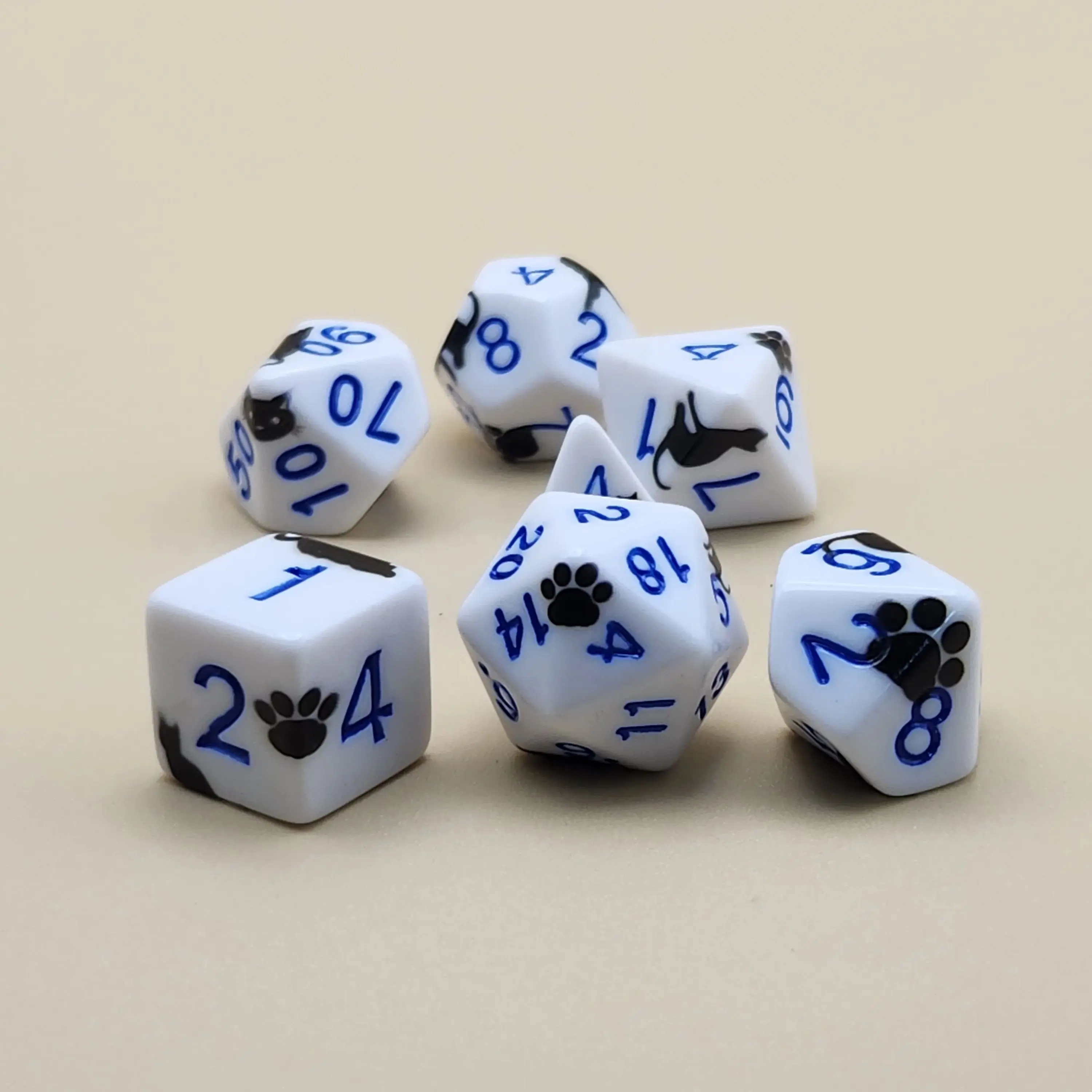 مجموعة نرد متعدد السطوح مصنوعة من الأكريليك على شكل قطة سوداء صغيرة لطيفة، مناسبة للعب الأدوار ونرد الزنزانات والتنينات D&D، وهدايا العطلات