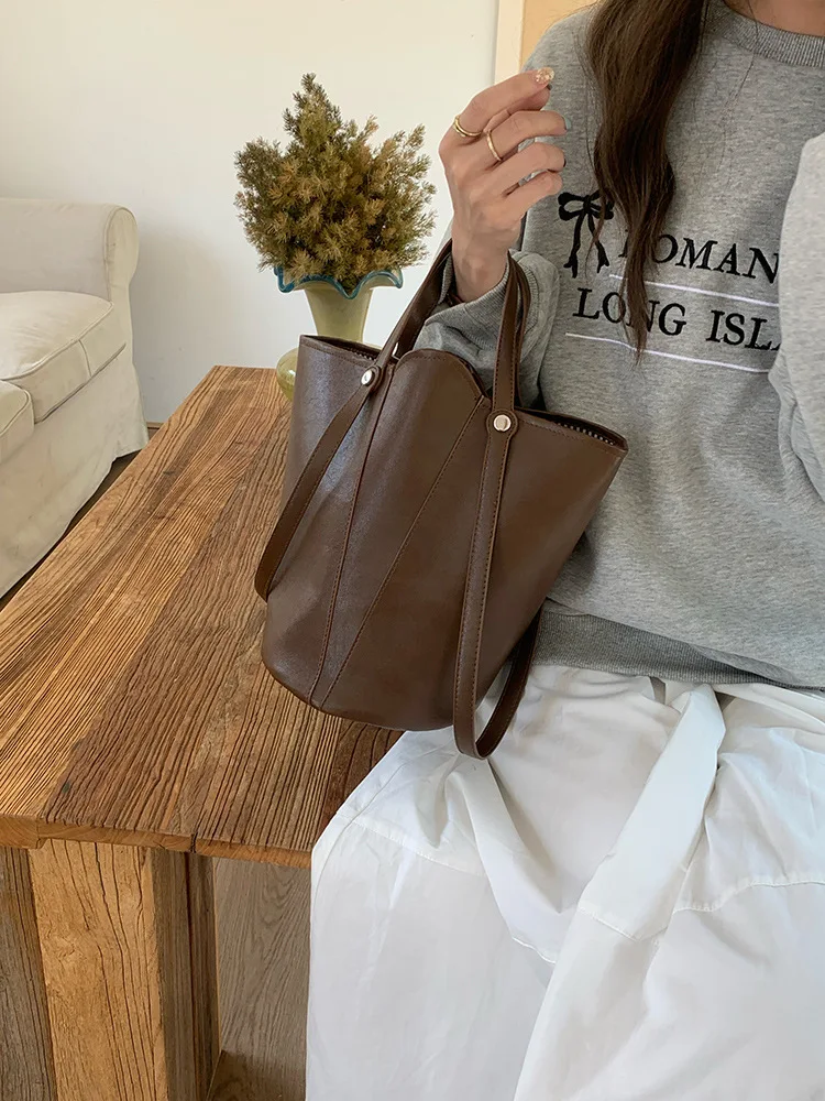 

Advanced Ins style retro bucket bag for women 2025 fashionable and versatile large capacity commuting single shoulder armpit bag