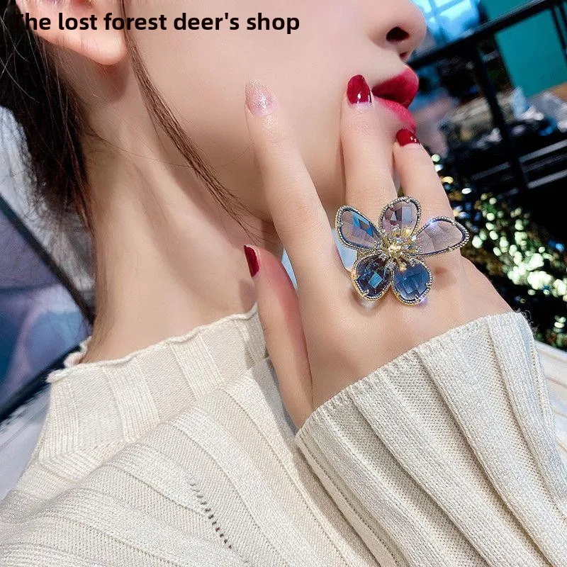 

Массивное кольцо с кристаллами в форме цветка для женщин: модное, стильное, привлекательное, из сплава, повседневное.