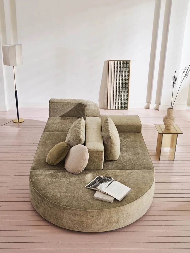 أريكة إسكندنافية على الوجهين من الخلف إلى الخلف، أريكة مبتكرة على شكل خاص، غرفة معيشة كبيرة ذات أرضية مسطحة، استقبال الفندق