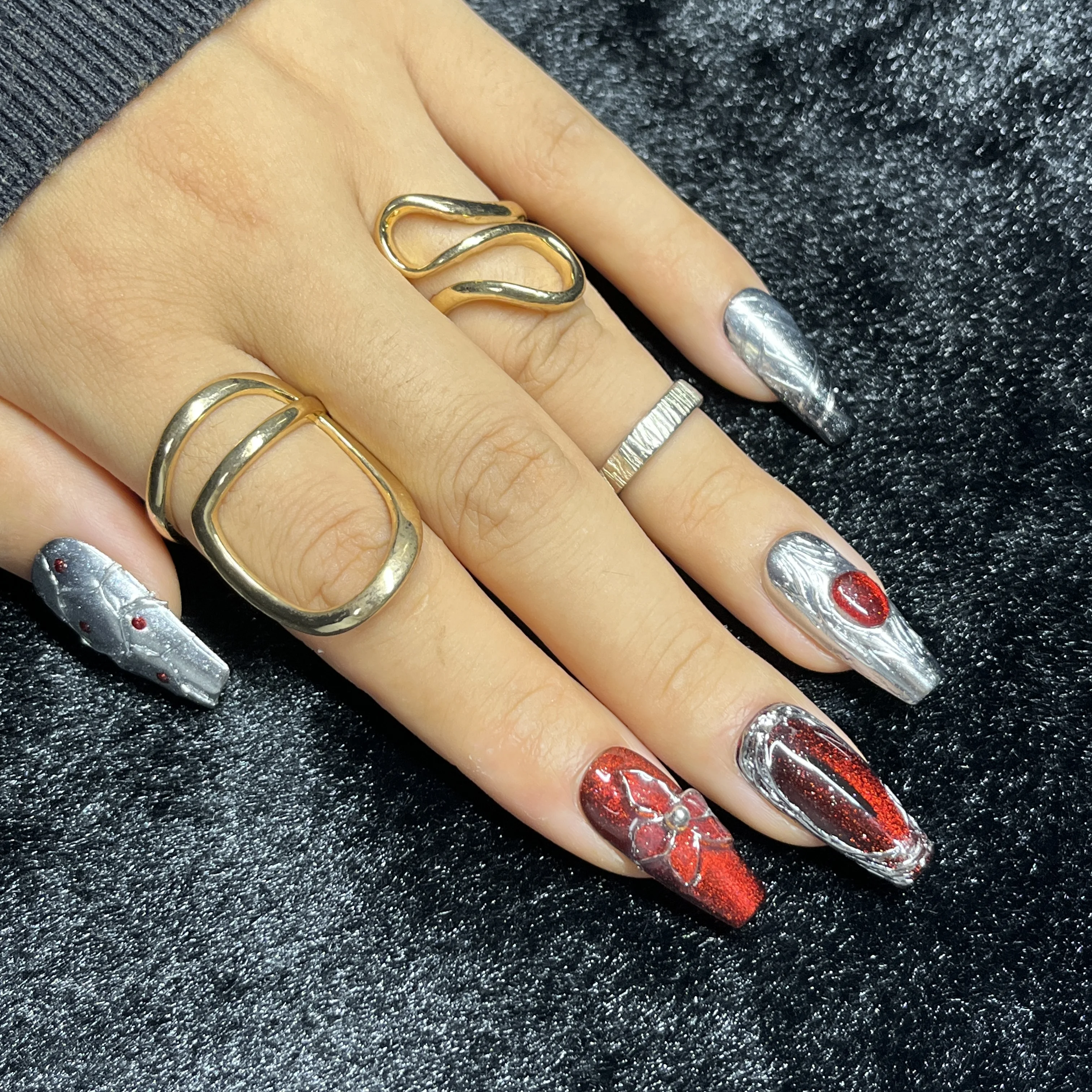 10 SZTUK Gotyckie Paznokcie 3D do Naklejania Długie Trumienki Srebrno-Czerwone z Kwiatowymi Cyrkoniami Punkowe Odważne Faleujące Sztuczne Paznokcie Ręcznie Robione Paznokcie dla Kobiet