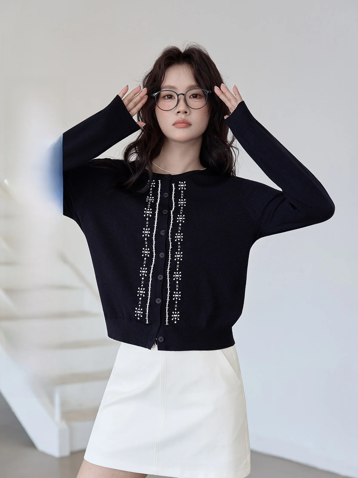 

Черный вязаный кардиган с вышивкой, круглый вырез, свободный крой, длинный рукав, модный винтажный стиль HUIXI для повседневной носки