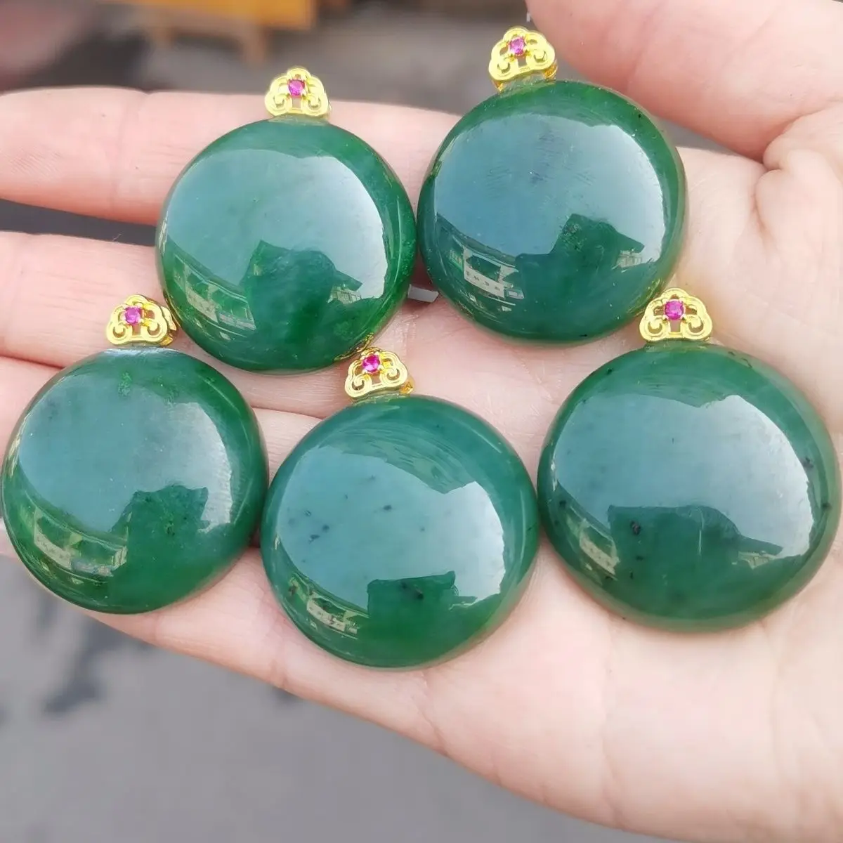 

Pure natural Hetian jade jasper pendant inlaid with round brand Ping An jade simple and no matter brand versatile yang green gif