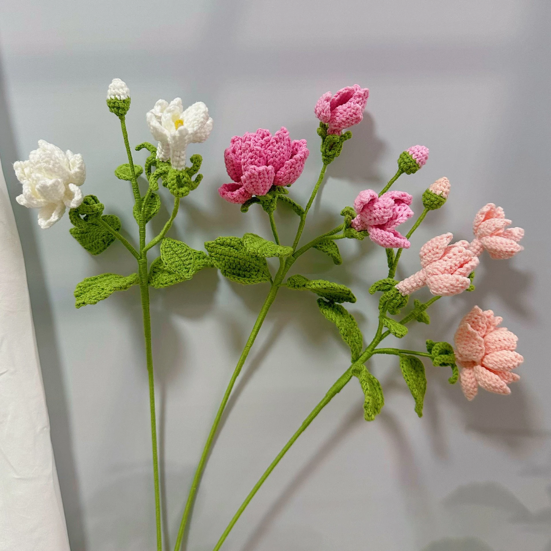 Kreativer Häkelumhang mit Jasminzweigen, handgefertigter Blumenstrauß, künstliche Pflanzen, Hochzeits- und Heimdekoration – Detail 2