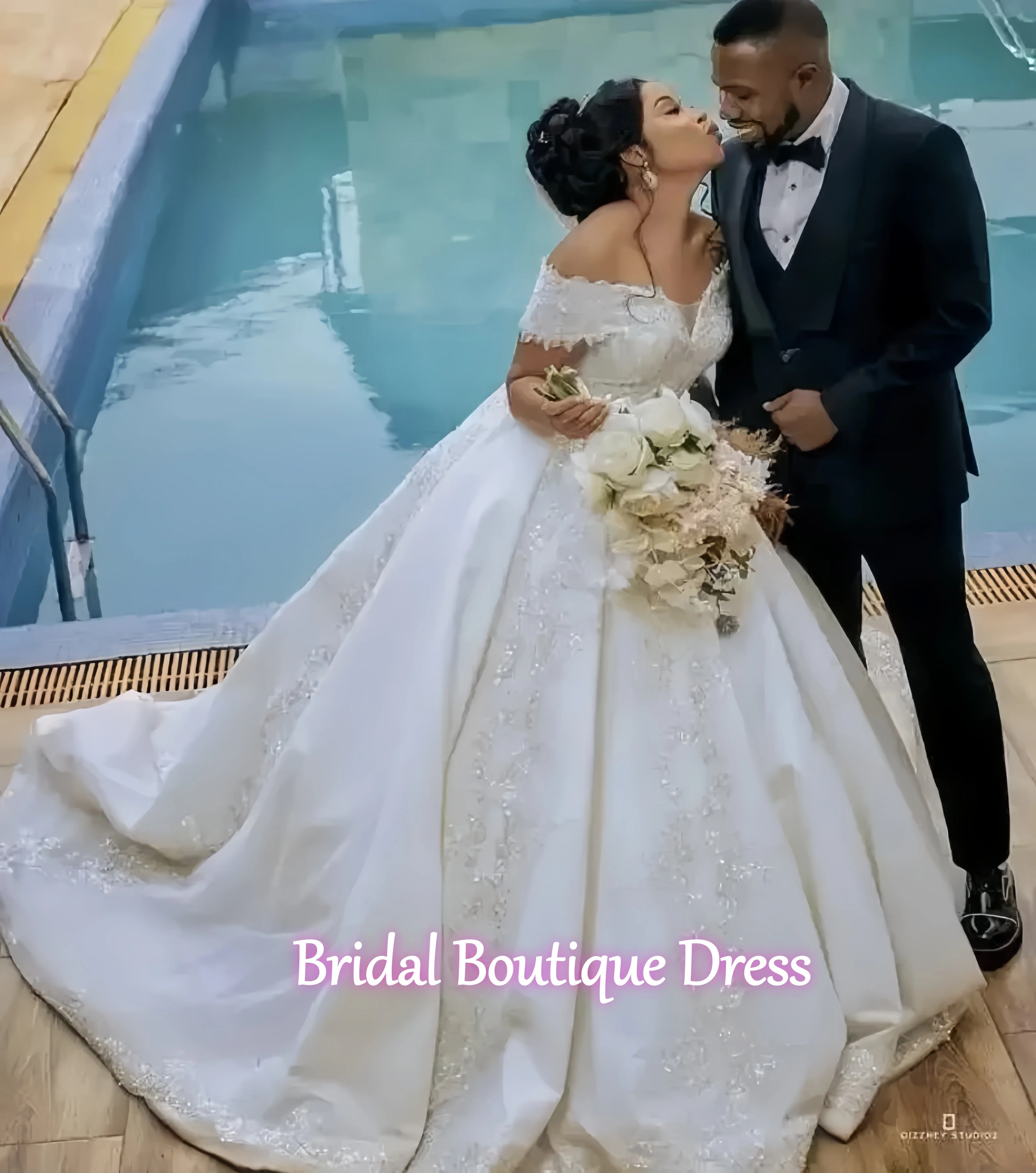 Gaun Pengantin Model Ball Gown dengan Aplikasi Manik-Manik Cantik dan Eksklusif, Model Off-Shoulder Ukuran Plus untuk Pengantin Afrika (Robe De Mariée)