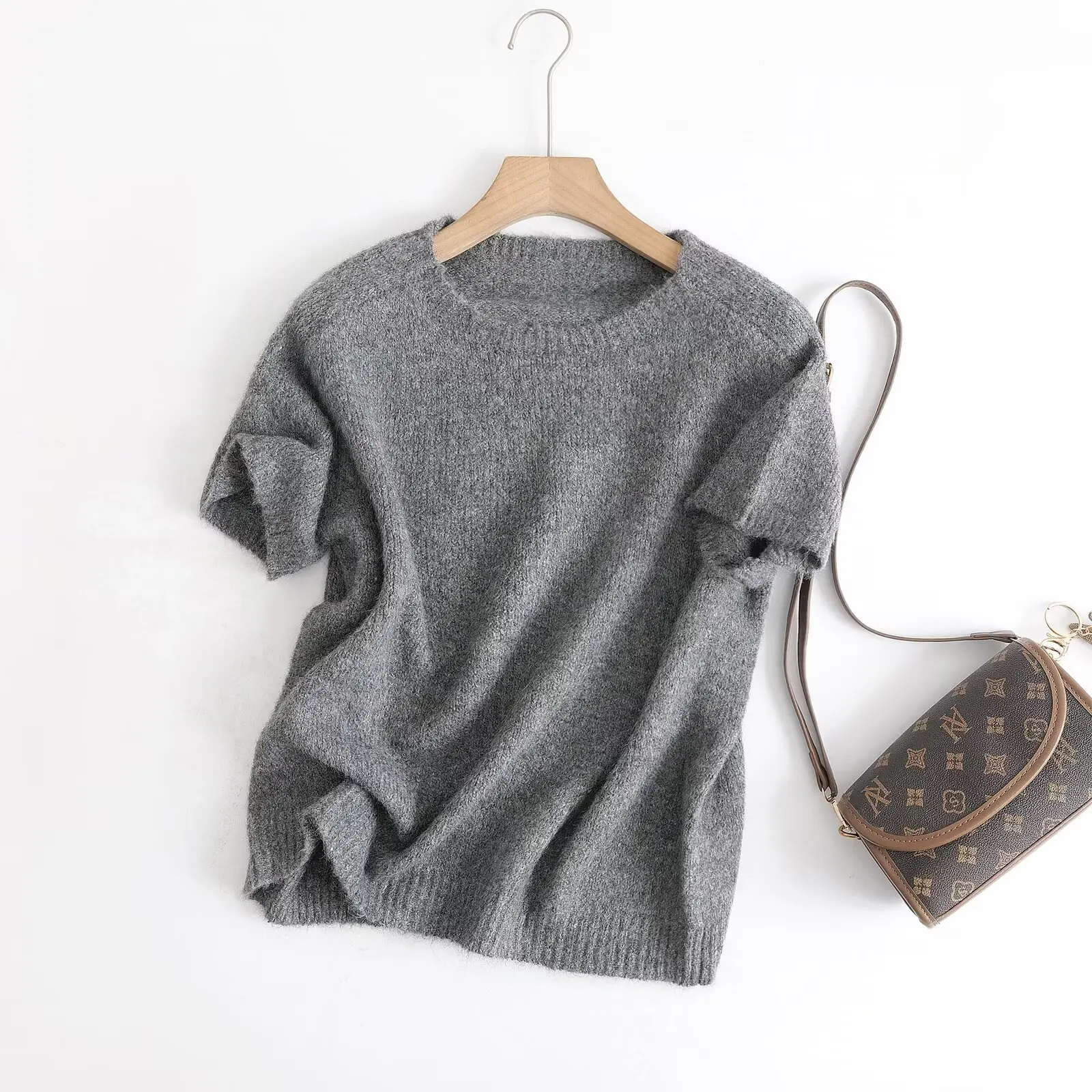 

Ethereal MD 2026 YAZHIMEI: Новая весенняя коллекция женских повседневных трикотажных свитеров с коротким рукавом и круглым вырезом в простом городском стиле