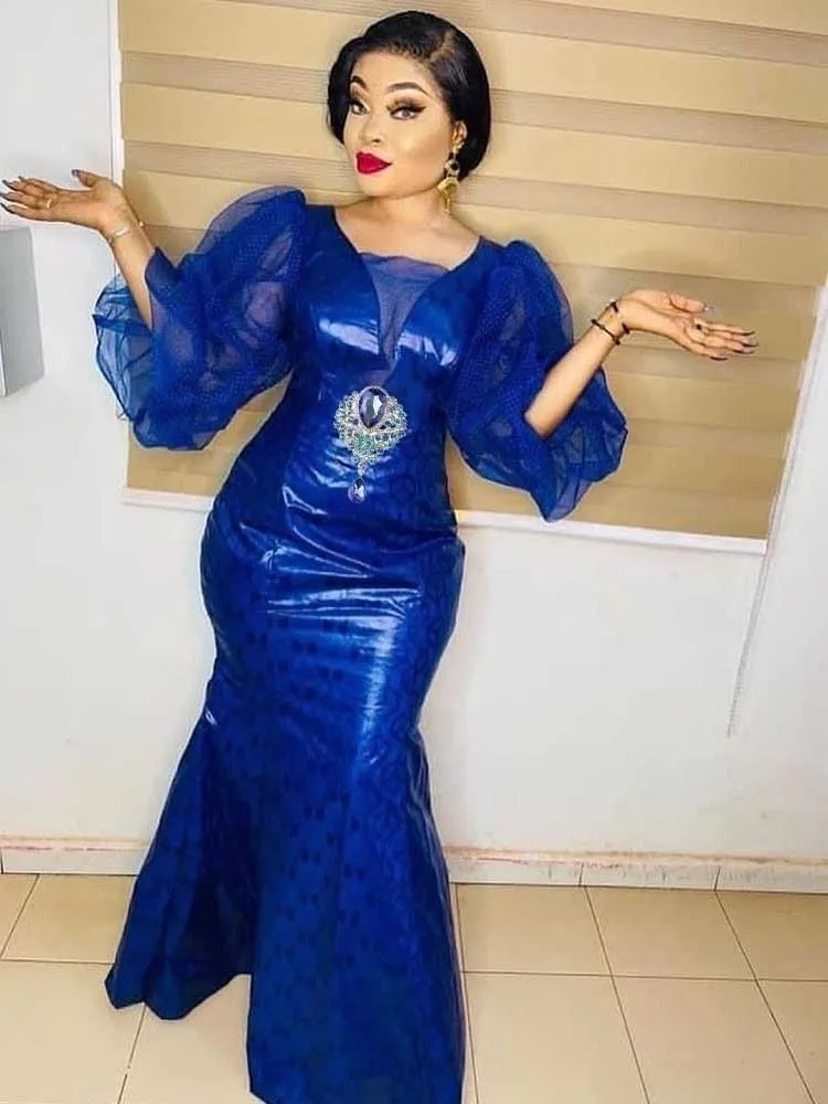 Vestido bazan estampado tribal africano para ocasiones formales, muestra elegancia clásica en un atuendo de boda de edad