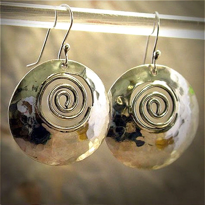Modische Handgefertigte Hohle Spiralmuster Silberbeschichtete Hängeohrringe für Damen Vintage Schlichte Urlaubsschmuck-Accessoires Handwerkskunst