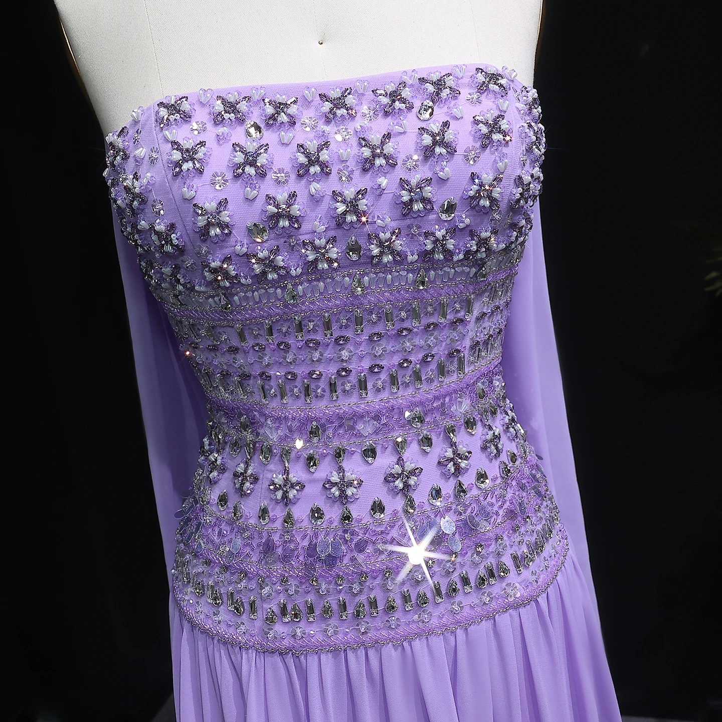 Sharon Said Funkelndes Fliederfarbenes Perlenbesetztes Plissiertes Chiffon-Abendkleid mit Fließendem Schal Dubai Saudi Hochzeitsfeier SS539 Maßanfertigung – Detail 15