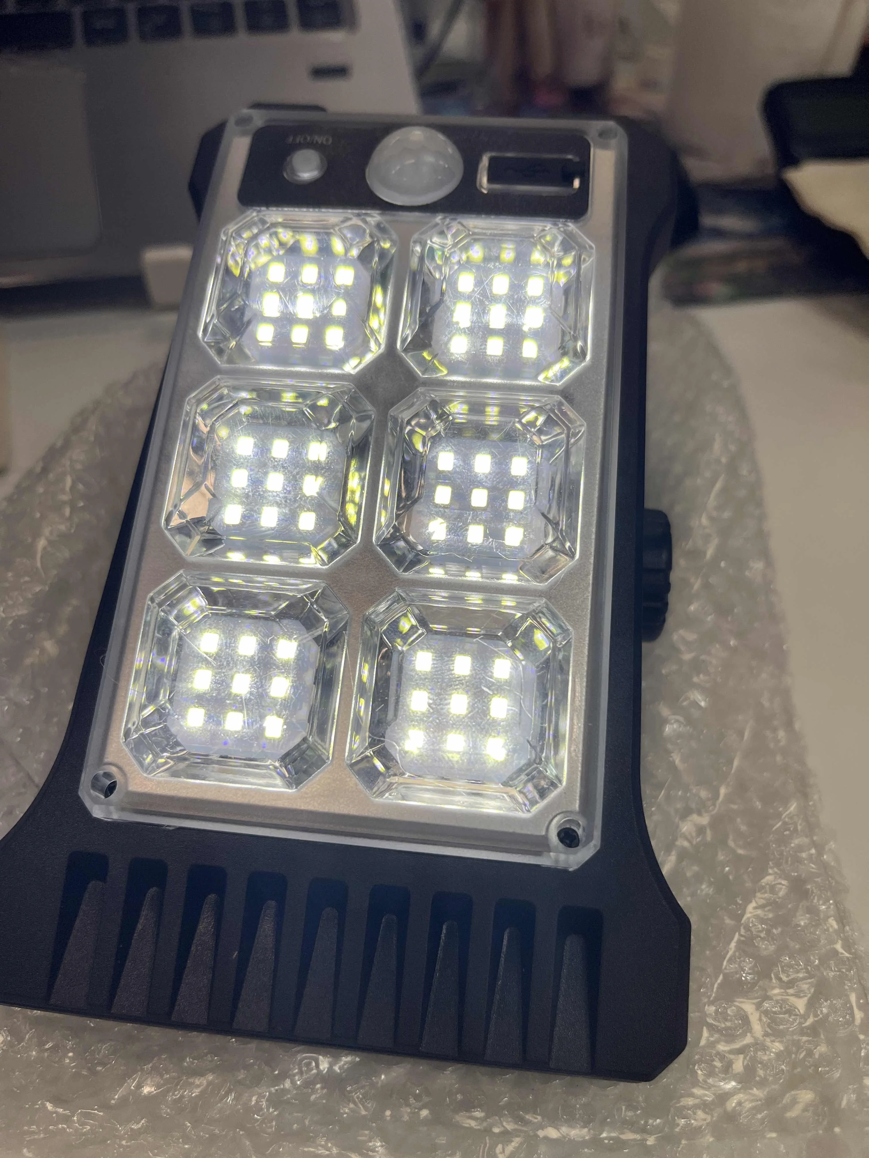 في الهواء الطلق الشمسية الجدار الخفيفة فناء LED ضوء الليل سياج كليب ضوء مع المدمج في بطارية الشحن عالية الكهروضوئية تحويل الفئران