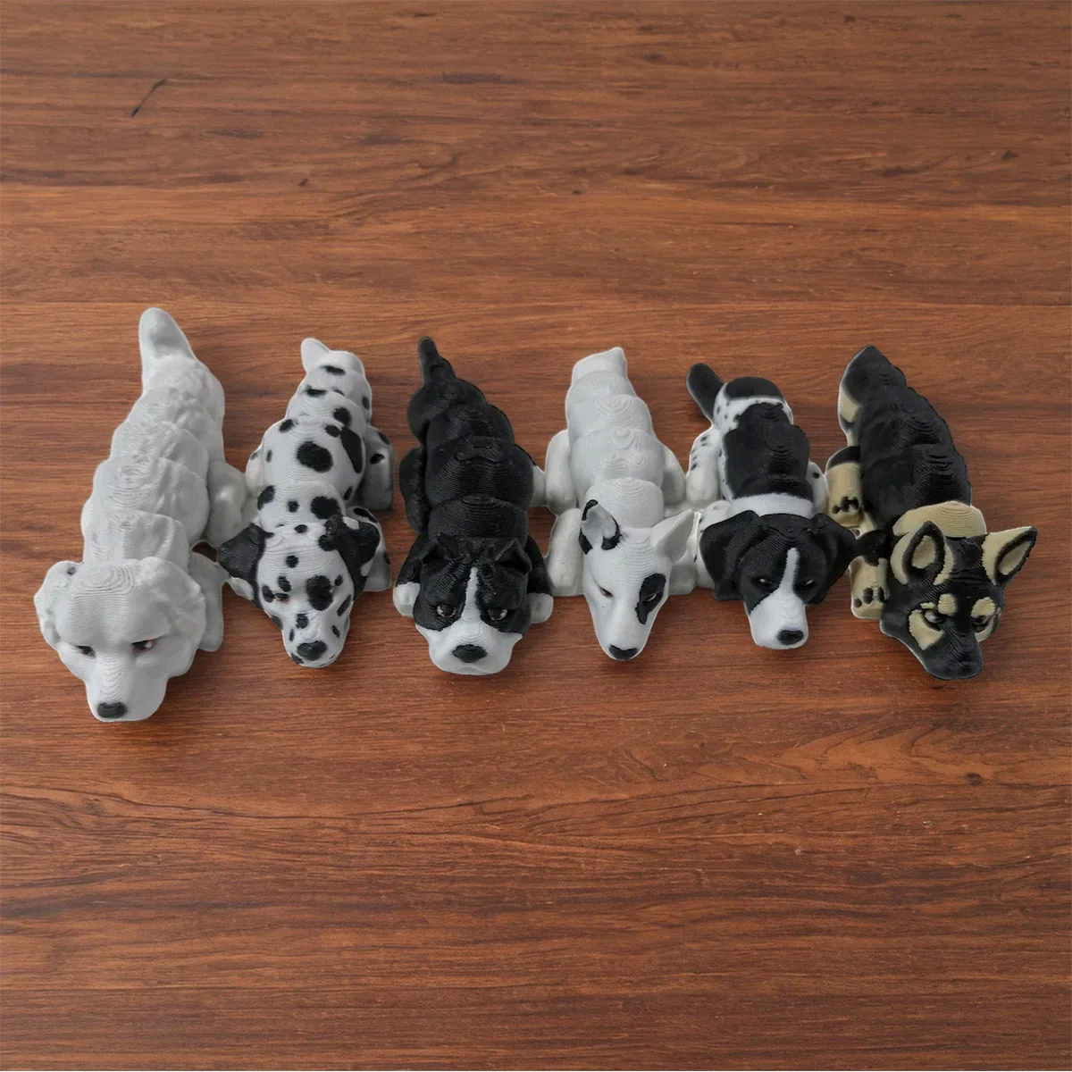 The cute puppy ornaments made of plastic are not easy to break and are perfect gifts for offices, living rooms and desks