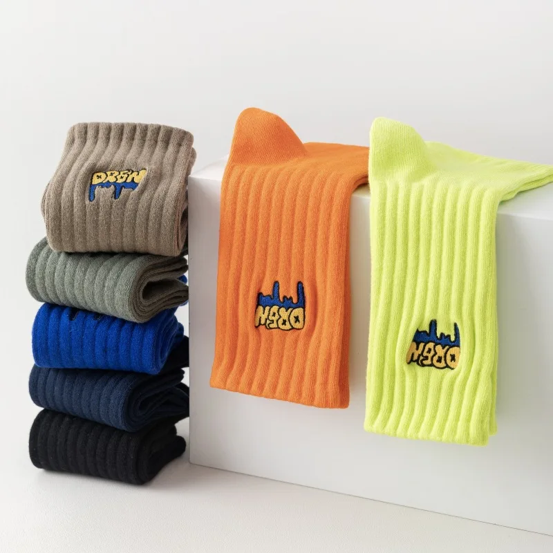 

2 Pairs Random Color Men Spring Autumn Street Tone American Skateboarding Mid Socks Ins Trendy High Top Sports Long Socks