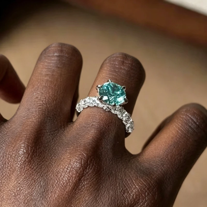 Anillo de Cinco Dedos Estilo Lujoso de Celebridad con Diamantes Verdes de Tres Quilates para un Pedido de Mano - Joyería Nupcial de Moda