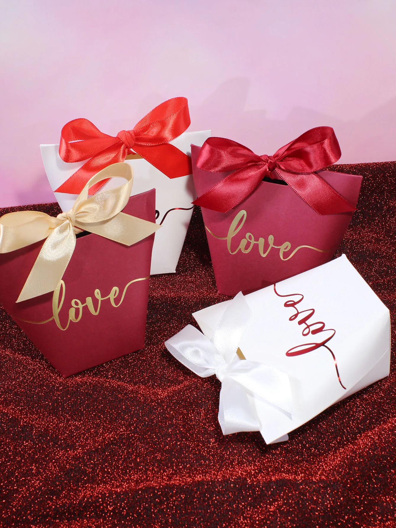 Geschenktüten mit Aufdruck „Love“-Aufdruck mit Satinschleifen, geeignet für Valentinstagsfeiern, Hochzeits-Leckerli-Taschen und romantische Partyzubehör