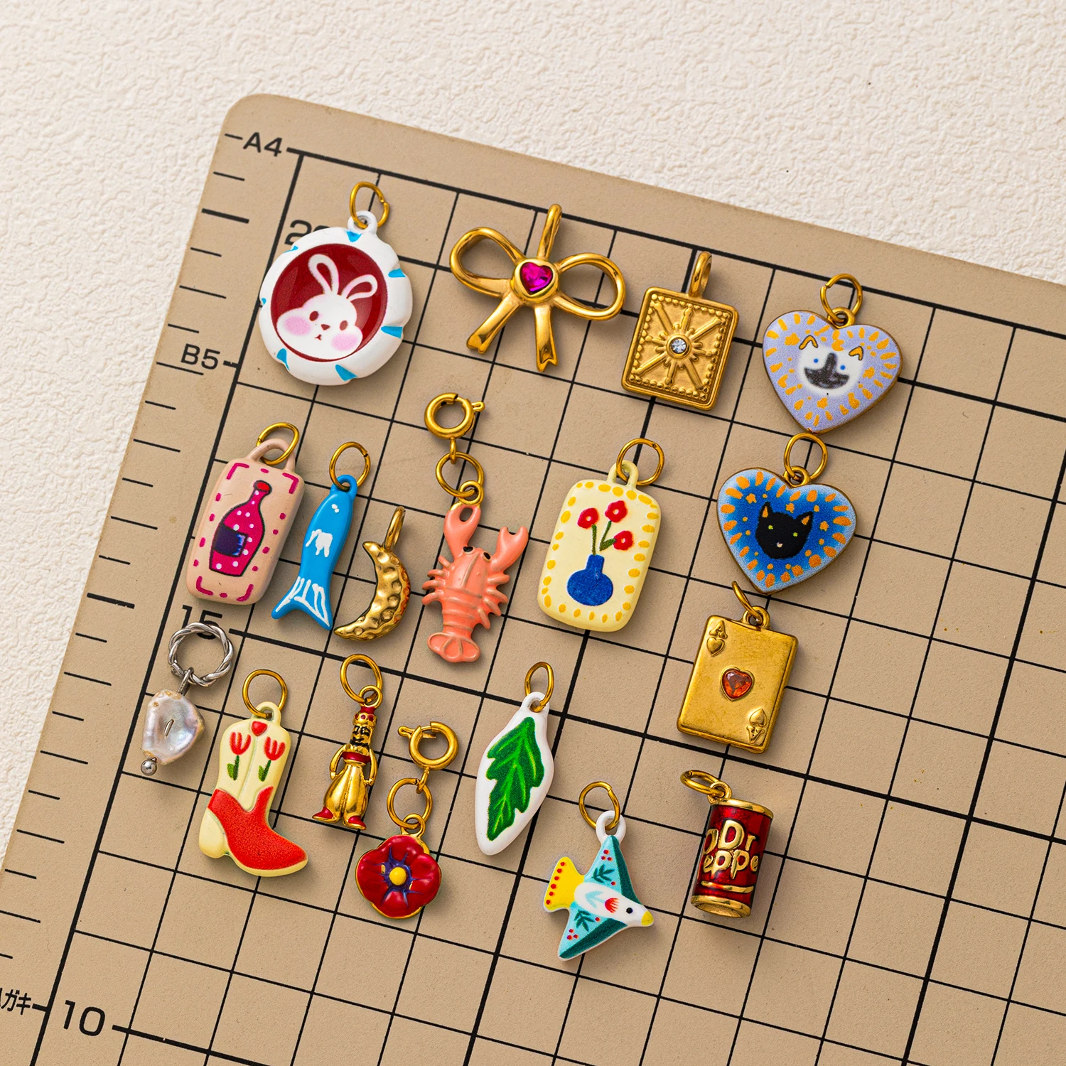 أوراق لعب القمر بسيطة وعصرية، سحر قلادة على شكل قطة بيضاء صغيرة للمجوهرات