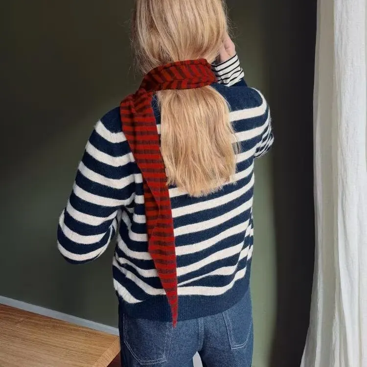 เสื้อไหมพรมลายทางแฟชั่น รุ่นใหม่ล่าสุด สำหรับฤดูใบไม้ร่วงและฤดูหนาว สไตล์สตรีท แขนยาว ทรงหลวม ปิดกระดุมด้านหน้า ผ้าโพลีเอสเตอร์