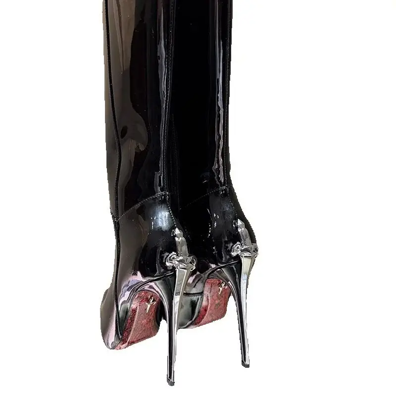 Kniehohe Stiefel aus Lackleder für Damen mit hohen Absätzen, Frühling und Herbst, Metalldekoration, britischer Stil, spitze Zehenpartie, Ritterstiefel