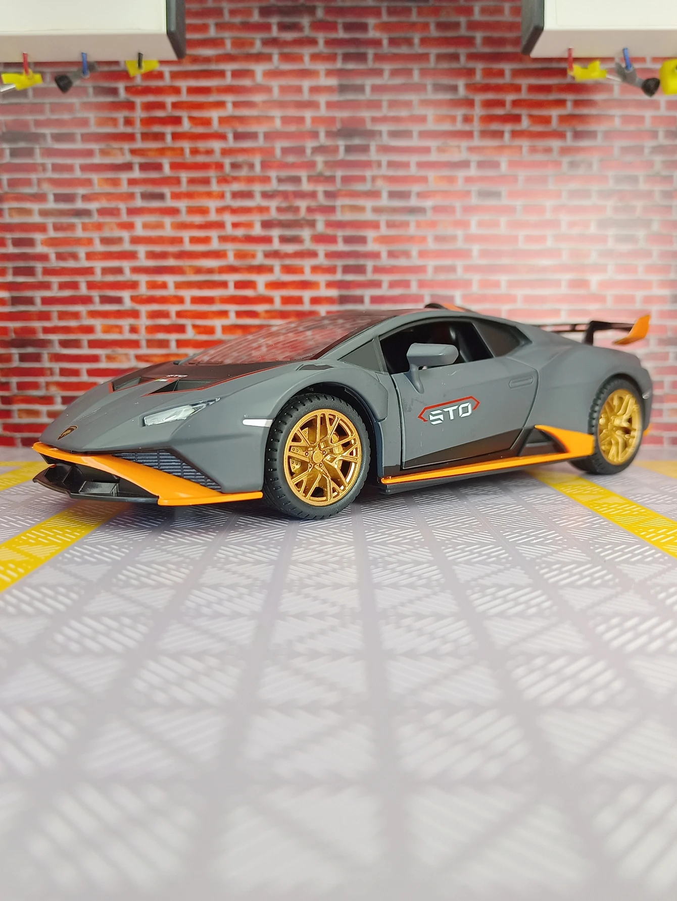 1:24 simulación Lamborghini Huracan STO puertas de modelo de coche de aleación y capó de motor, el maletero se puede abrir detalles ricos mano de obra fina