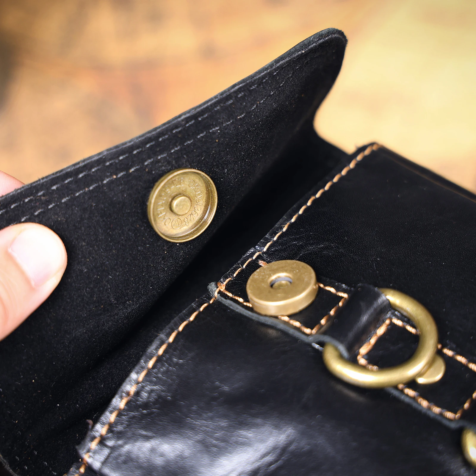 Vintage Echtleder-Brusttasche für Herren, Vollnarbenleder-Umhängetasche, Tagesrucksack mit großer Kapazität – Detail 12