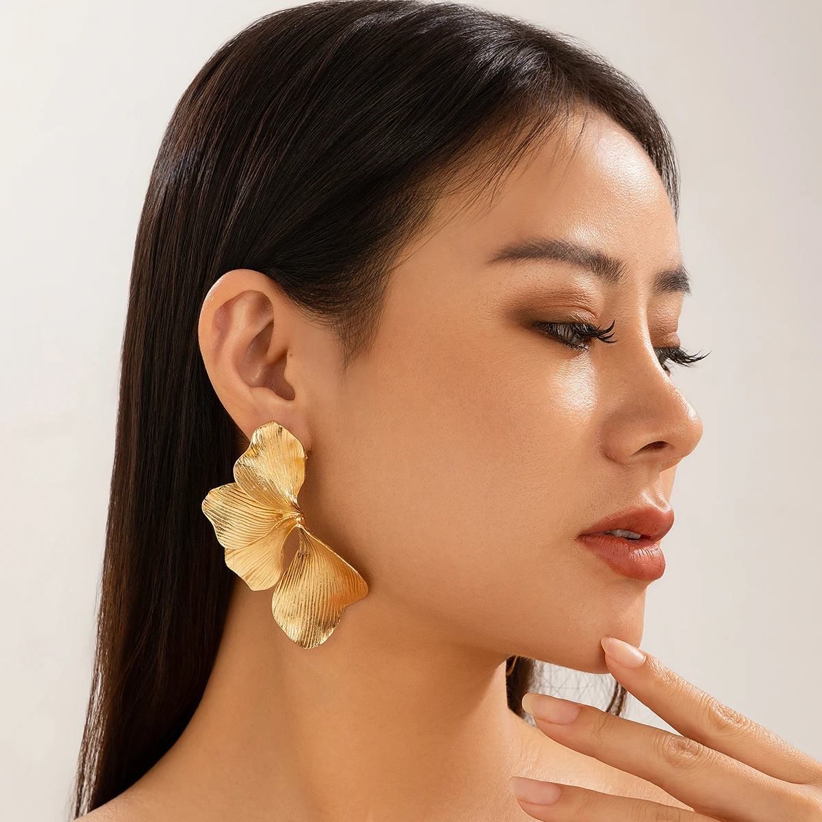 Salircon Exaggerated Metal Plant Tree Leaf Earrings for Women New Gold Color Petal Pendant Earrings 2024 Party Ear Accessories