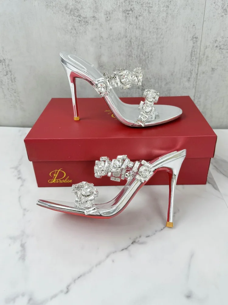 รองเท้าแตะเพชรสําหรับสวมใส่กลางแจ้งในช่วงฤดูร้อนของผู้หญิง รองเท้าส้นสูงชิ้นเดียวใหม่ รองเท้าแตะสีเงินที่ทันสมัยและระดับไฮเอนด์