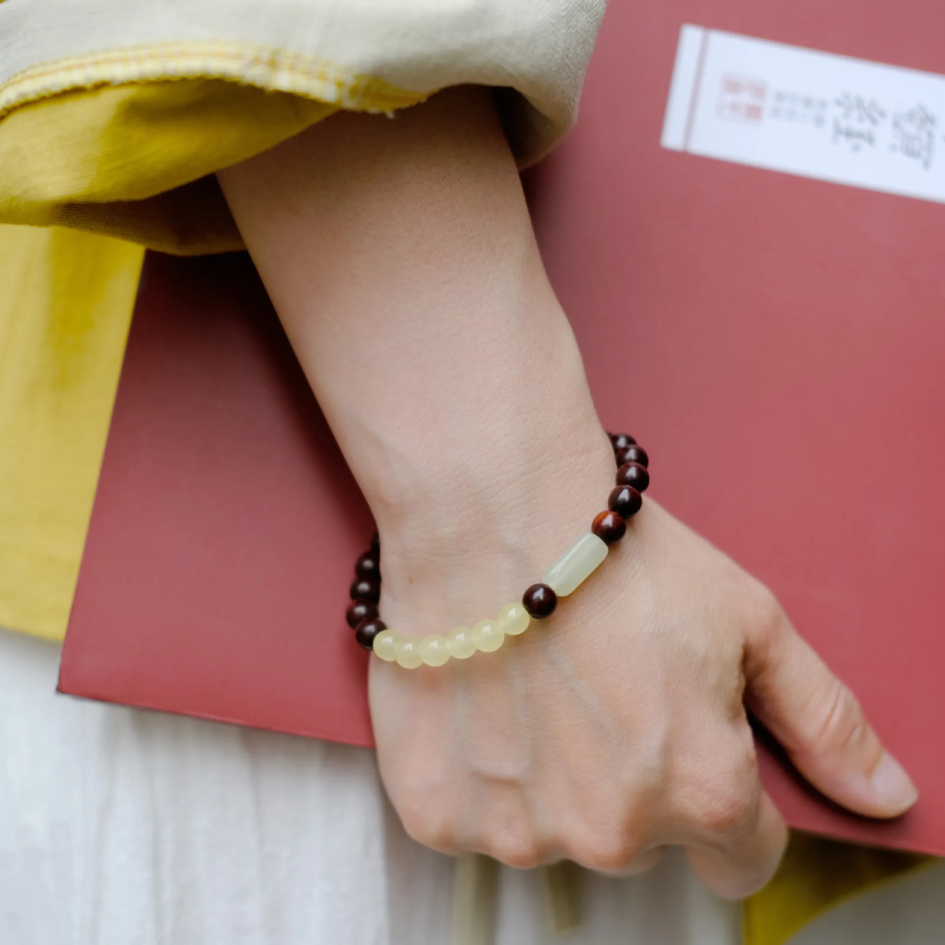 

Beautiful Small Leaf Red Sandalwood Fatty Jade Single-Strand Bracelet Elegant Jewelry for Both Genders, Ideal Holiday Present