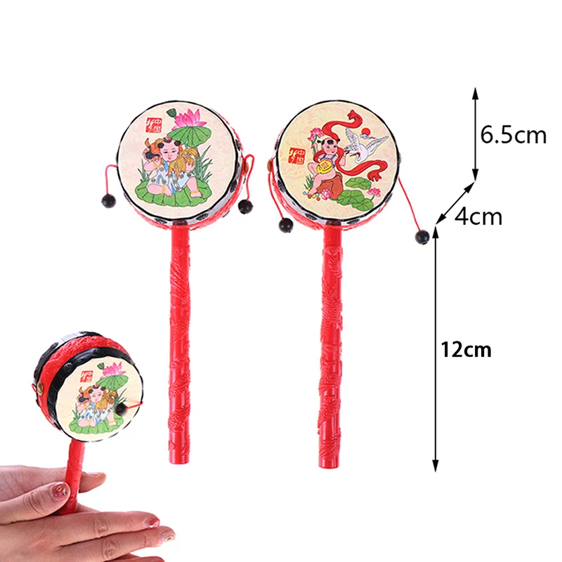 Drum Rattle Toy para bebês meninos e meninas, Brinquedos engraçados para crianças, Impressão aleatória, Red Drum, Funny Voice Rattle, Chinês, 1pc