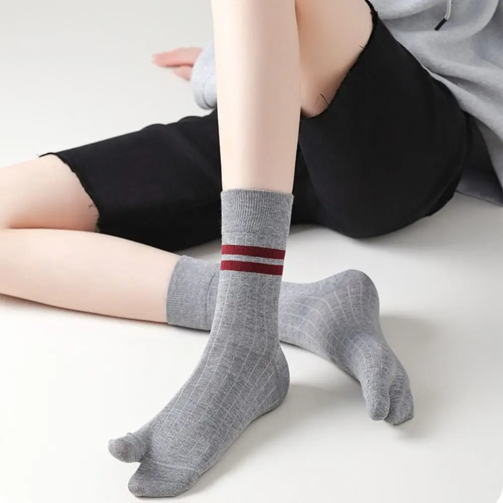 

2Pairs Stripe Two Toe Tube Socks Breathable Anti Slip Toe Mid Calf Socks Sweat Absorption Hosiery Toe Separator Socks Slippers