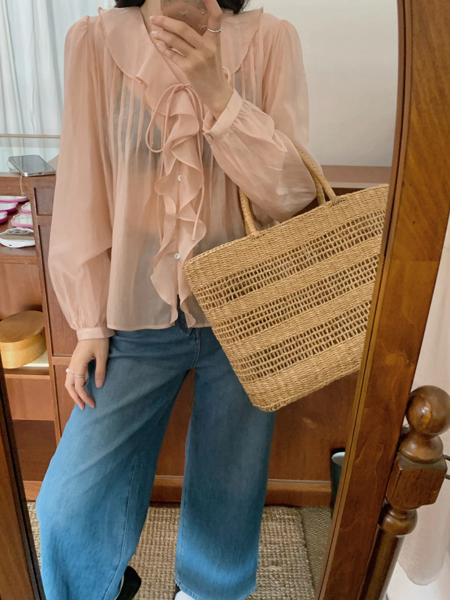 

Lightweight V-neck Bubble Sleeve Shirt Women's Summer New Style Gentle Wind Lace Trim Belted Sun Protection Earlet Top