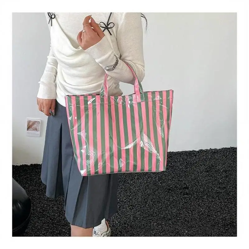 Diese wasserfeste PVC-Tragetasche verfügt über ein rosa-blau gestreiftes Design, ein großes Fassungsvermögen und eignet sich für Strand-Einkäufe. – Detail 14