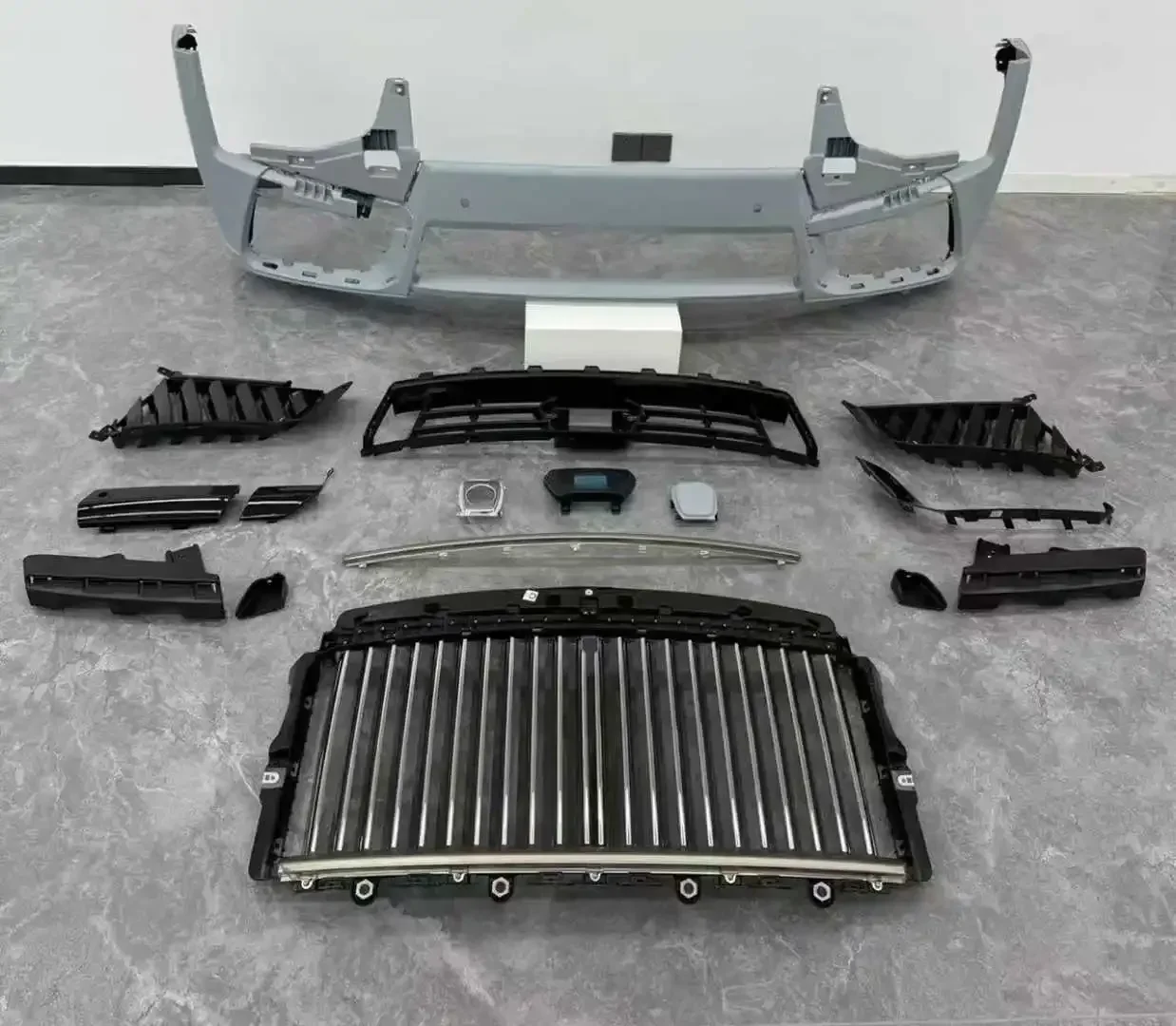 مناسبة لترقية رولز رويس من 24 كولينان إلى 25 كولينيان