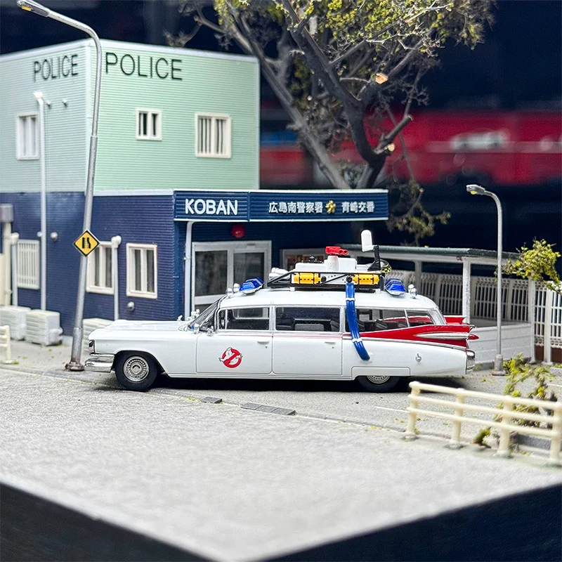 Novo em estoque ys 1:64 cadillac Ecto-1 ghost hunter carro simulação liga em miniatura modelo de carro fundido brinquedo personalizado presente ornamento