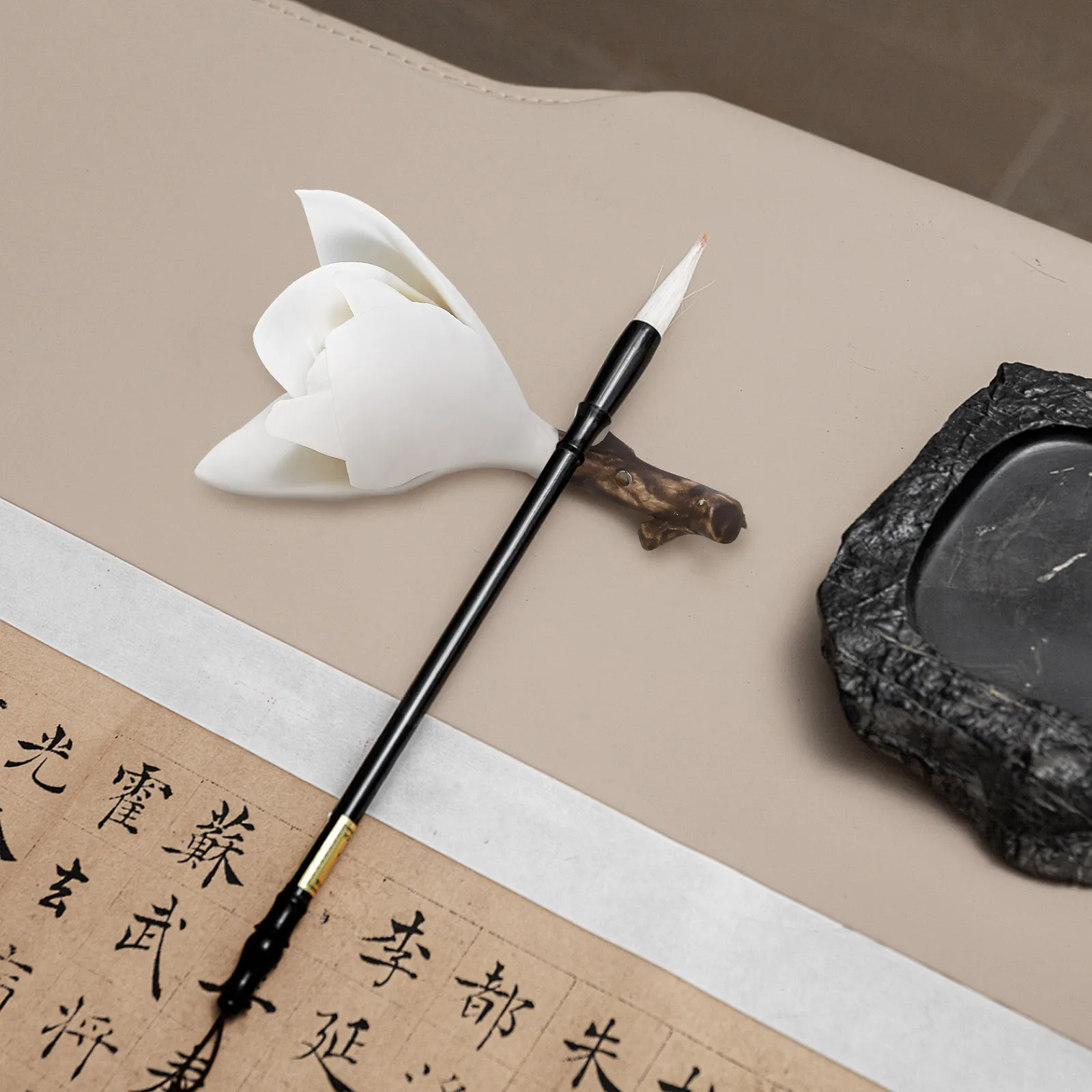 

Chinese Style Magnolia Brush Pen Holder Resin Crafted Calligraphy Brush Rest Desktop Decor Artistic Pen Rack for Sumi Brushes