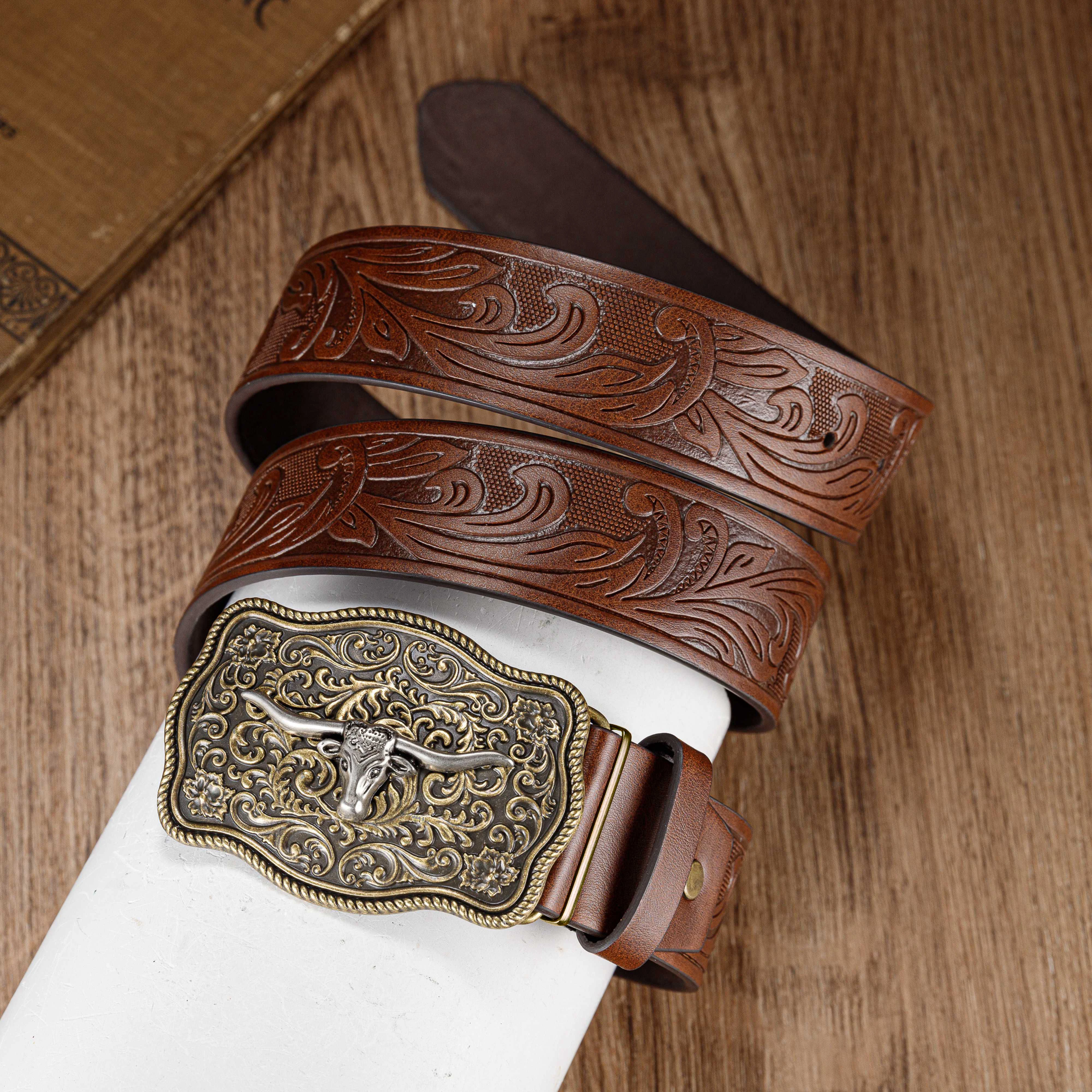 A Fashionable and Trendy Belt with a Bull Head Threaded Lace Large Plate Buckle PU Retro Embossed Belt