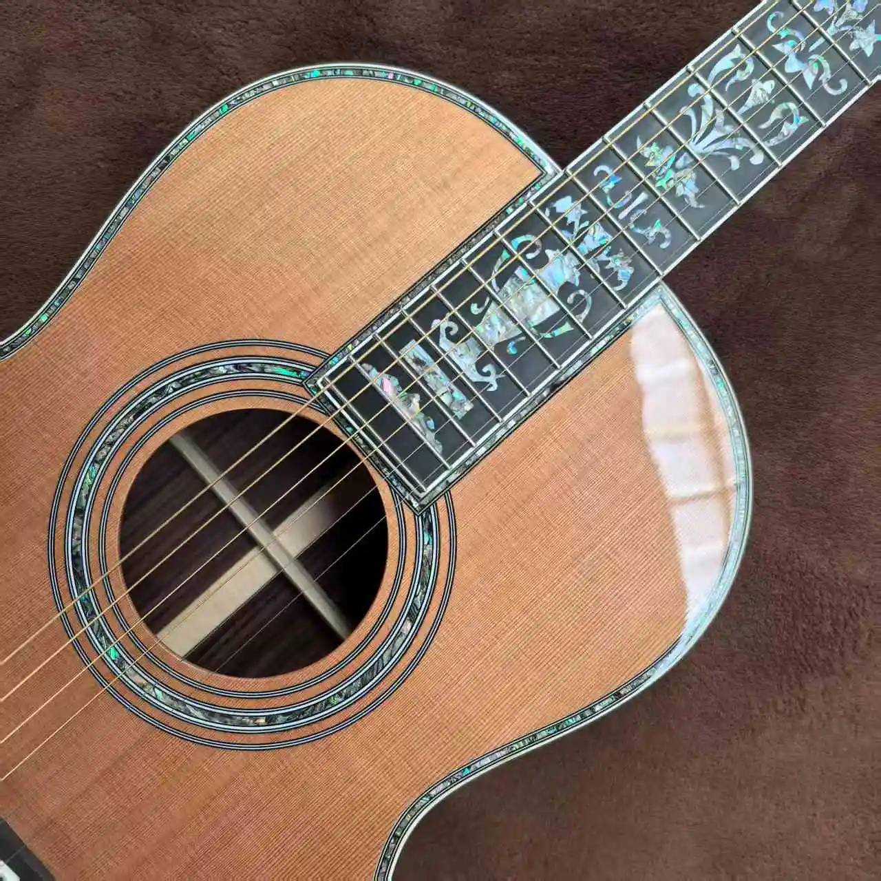 Massivholzprofil der Serie 00045, 40-Zoll-Voll-Abalone-Intarsien, glänzende akustische Akustikgitarre