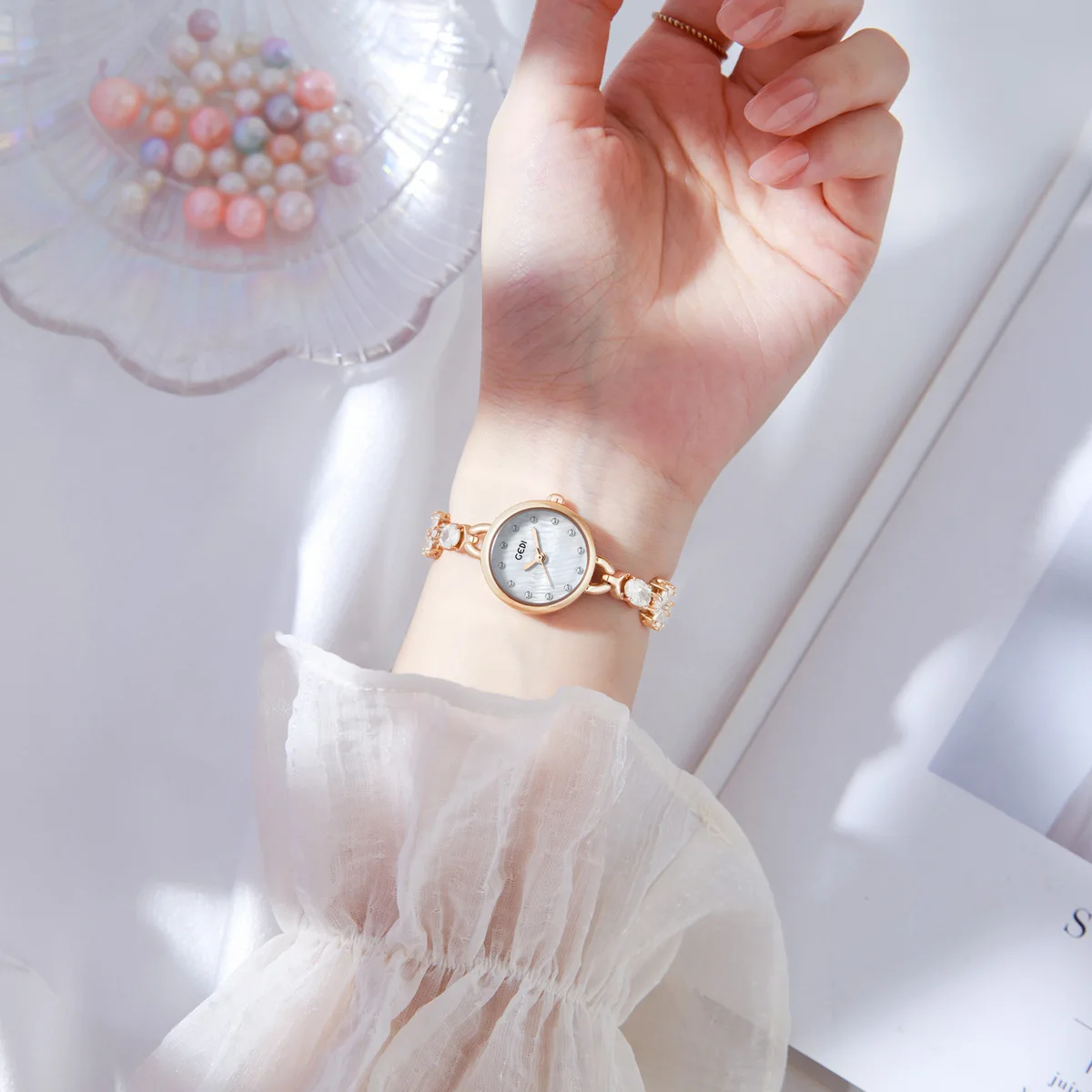 UTHAI CQ471 ファッションひまわりブレスレット女性腕時計ライト高級ジュエリースタイル防水クォーツ時計、女性用腕時計 ﻿