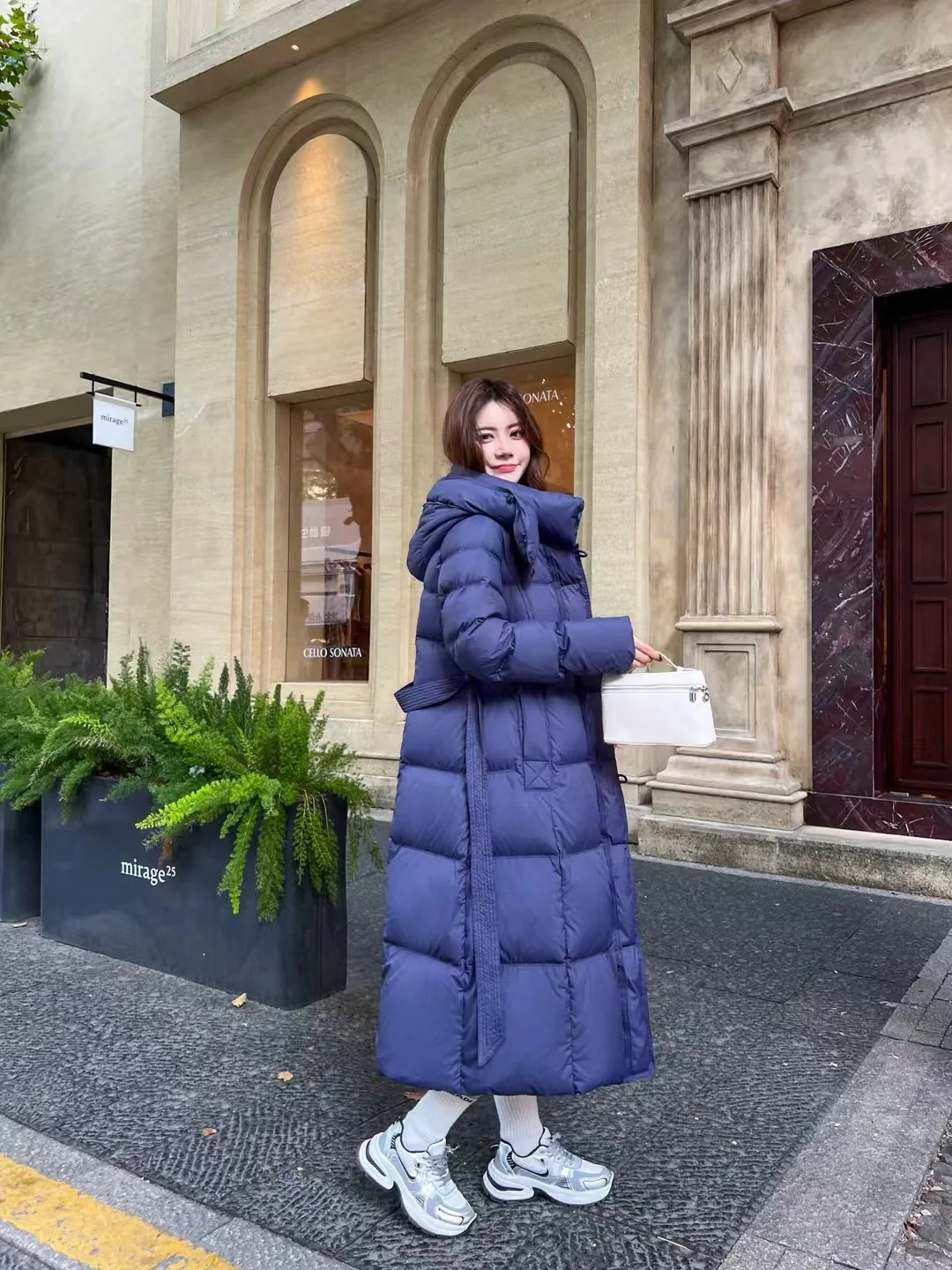 2025 Chaqueta de plumón de pato blanco de invierno europeo 90 para mujer Chaqueta larga con capucha para ir al trabajo