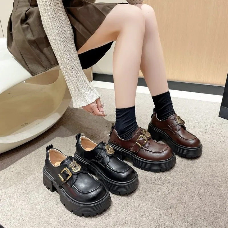 

2025 Новая женская обувь, новые качественные женские туфли-лодочки, Лидер продаж, лоферы, модная кожаная обувь на платформе с пряжкой, трендовая универсальная обувь