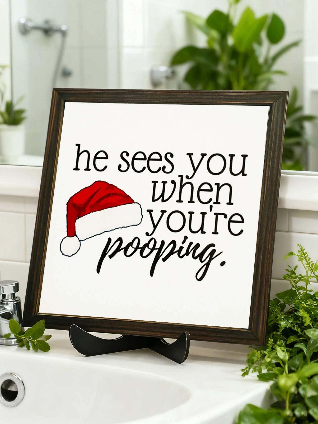 لافتة حمام مضحكة لعيد الميلاد مع قبعة سانتا الحمراء، لوحة مؤطرة لديكور عيد الميلاد، زخرفة سطح المكتب المبتكرة، هدية ديكور المرحاض المنزلي #3