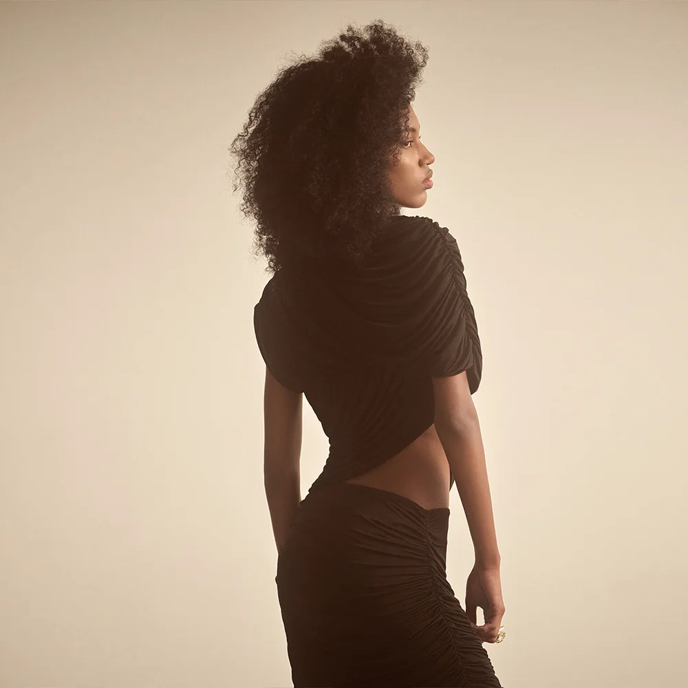 2025 نمط جديد الساخن بيع جولة الرقبة أعلى مثير الخصر مقصوص غير النظامية واحدة الأكمام مطوي بلون تي شيرت