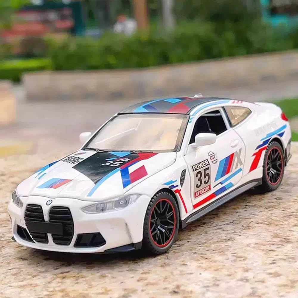 Modelo en miniatura M4 GTR M8, juguetes de aleación fundida, puertas de coche, sonido abierto, luz, vehículos de simulación, adorno de moda para niño, 1:32