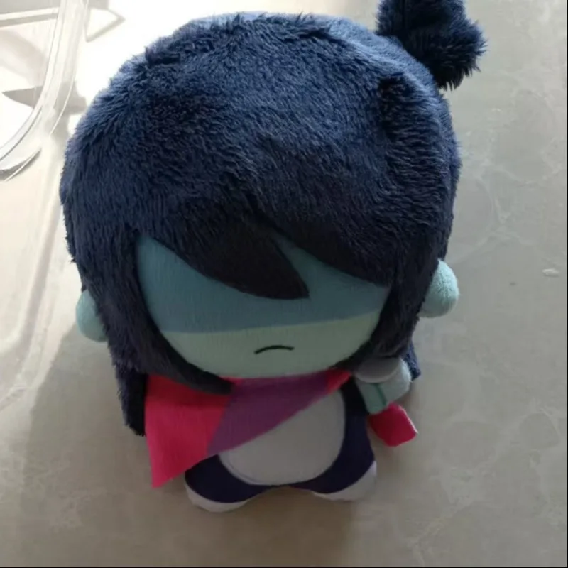 10cm Deltarune Kris Plüschtier Weiches Stofftier mit Rosa Schal Blaues Haar Anime-Spiel-Charakter Plüschfigur für Fans Geburtstagsgeschenk – Detail 3