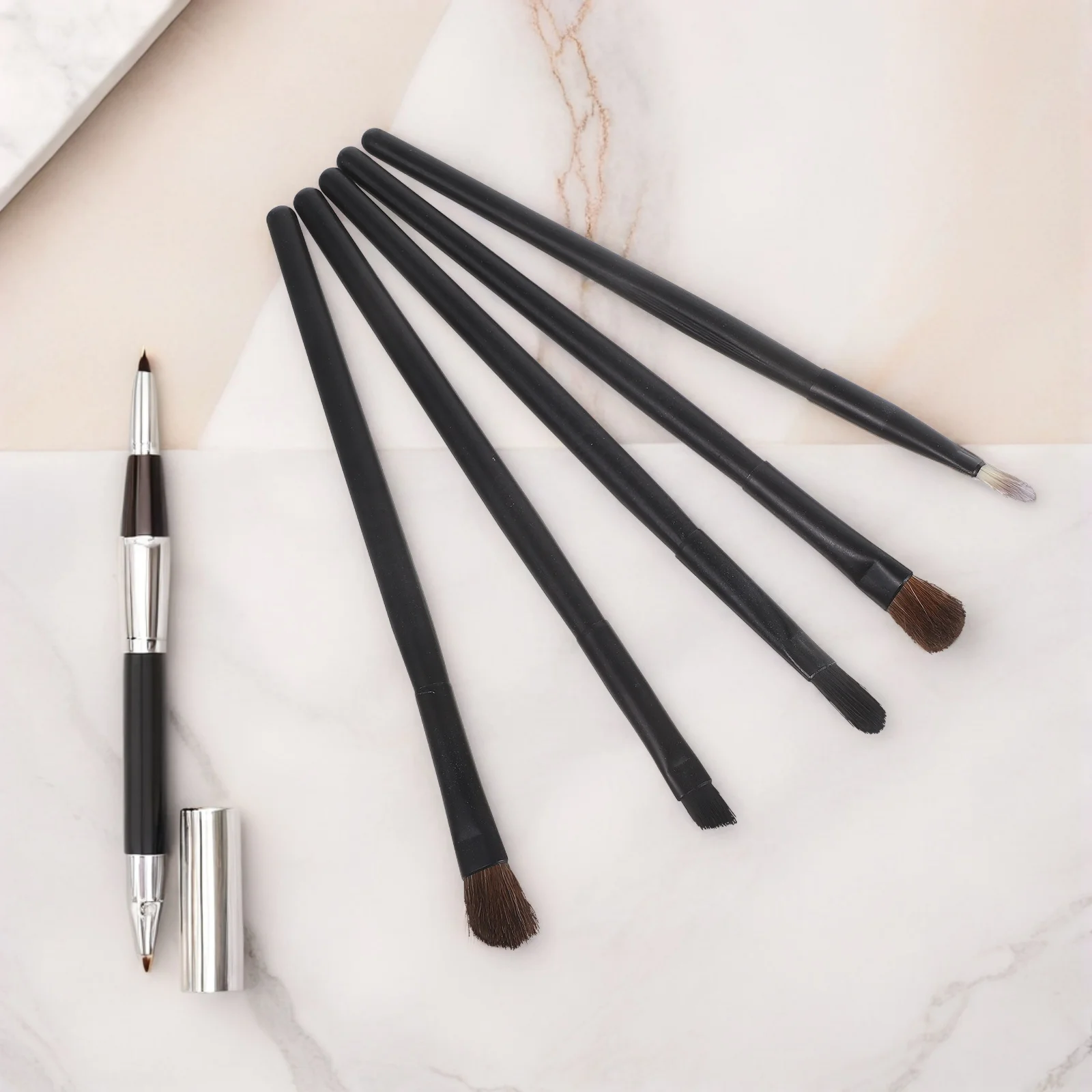 Set di pennelli per trucco occhi da 5 pezzi Pennelli portatili per ombretto nero eyeliner Custodia compatta Kit essenziale per l'applicazione quotidiana
